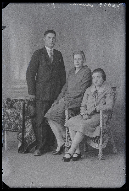 Grupp inimesi, (foto tellija Muna, Viljandi vald, Parduse talu).