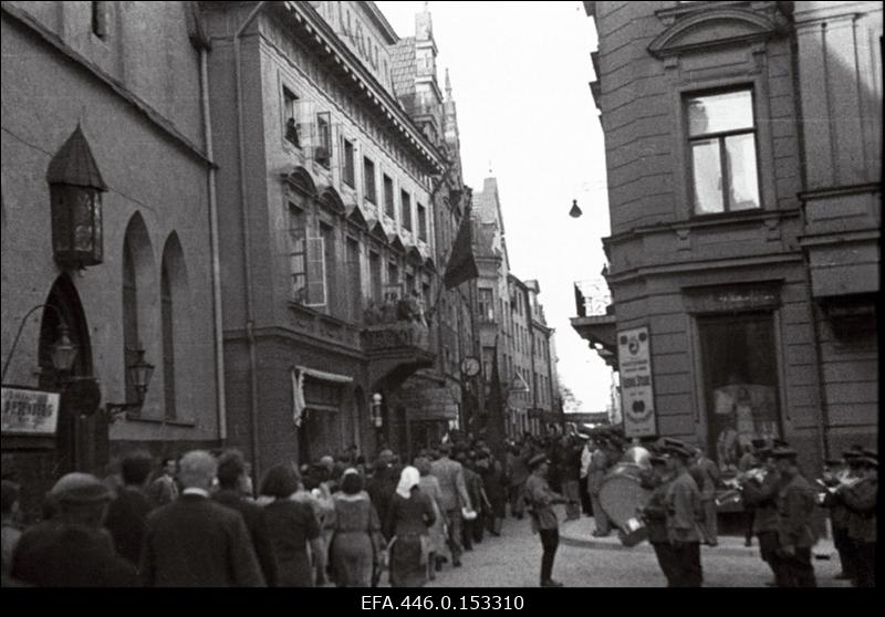 Riigivolikogu otsuste heakskiitmiseks korraldatud suurmiiting Tallinnas. Rongkäik Pikal tänaval.