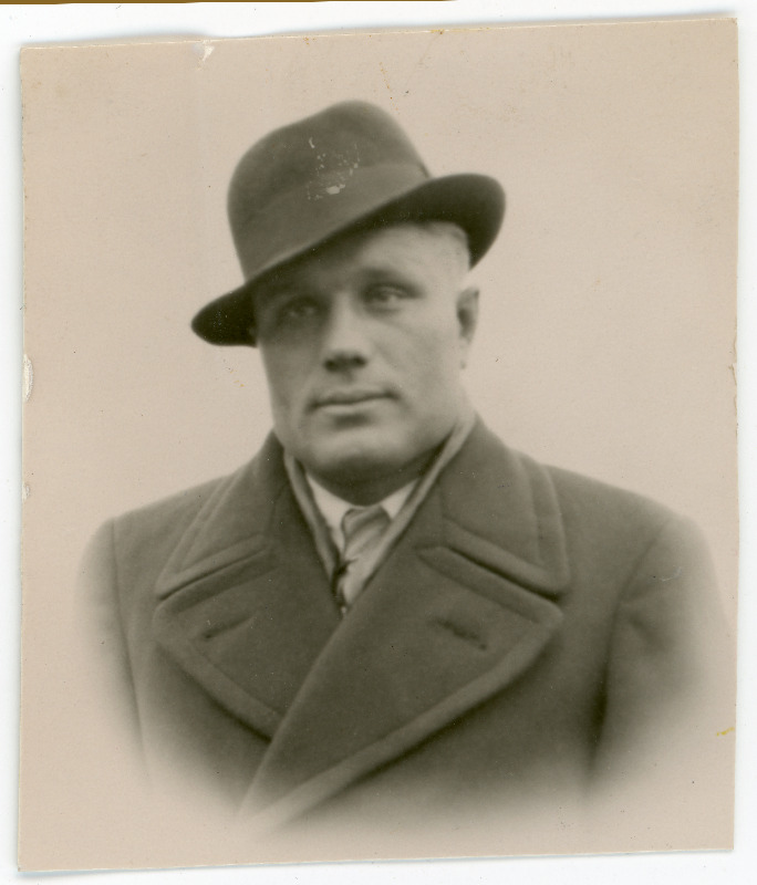 Auväärt, Eugraf, sünd 1911. Portreefoto välispassi saamiseks esitatud avalduse juurde