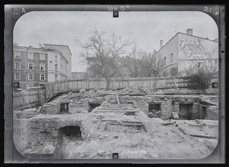 Tallinn. Kvartal nr 37. Ehitusarheoloogia. Harju tänava stereofotogramm-meetriline mõõdistamine.