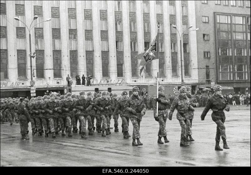 Kaitseväe ja kaitseliitlaste paraad Vabaduse väljakul Eesti Vabariigi 75. aastapäeva tähistamiseks.