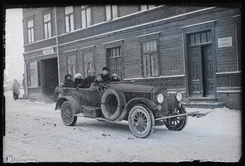 Inimesed sõiduautos Opel, [roolis Hans Koop].