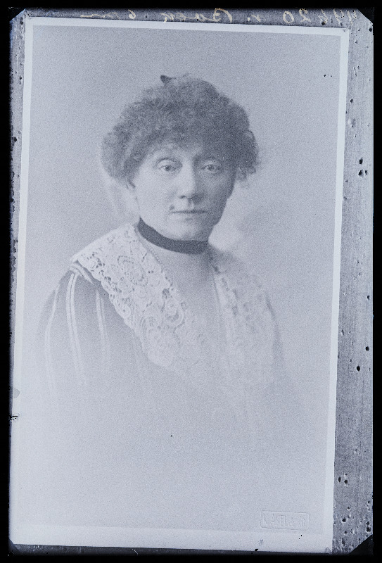 Naise foto, (06.11.1927 fotokoopia, tellija von Bock).