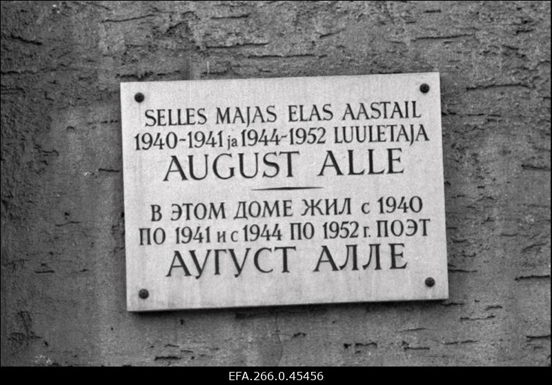 Mälestustahvel hoonel Narva maanteel, kus elas aastail 1940-1941 ja 1944-1952 luuletaja August Alle.