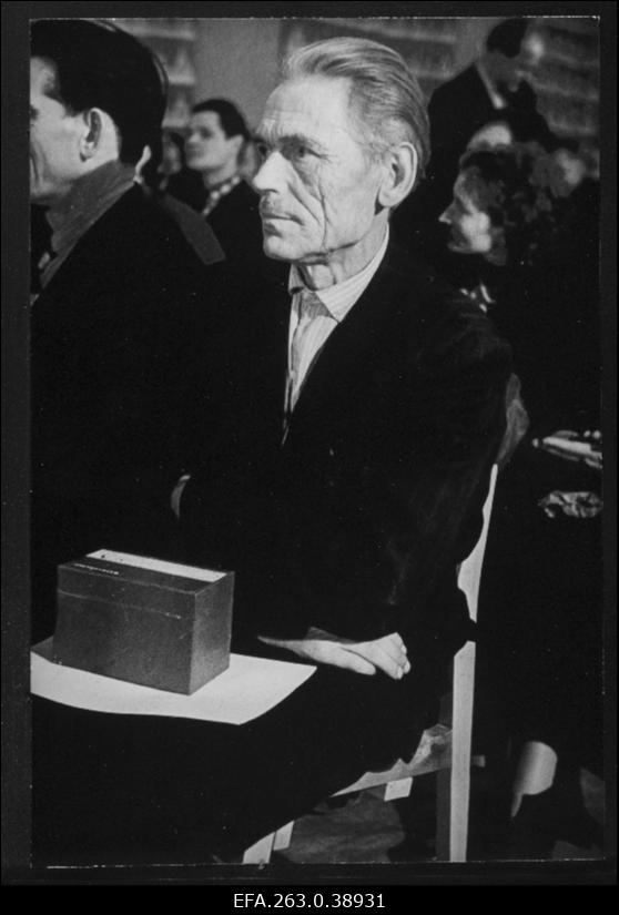 Tartu rajooni Ülenurme sovhoosi traktorist Oskar Erlich Tartu rajooni põllumajanduseesrindlaste kokkutulekul Avangardi kolhoosis.