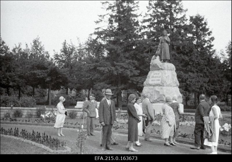 L. Koidula mälestussammas Pärnus.