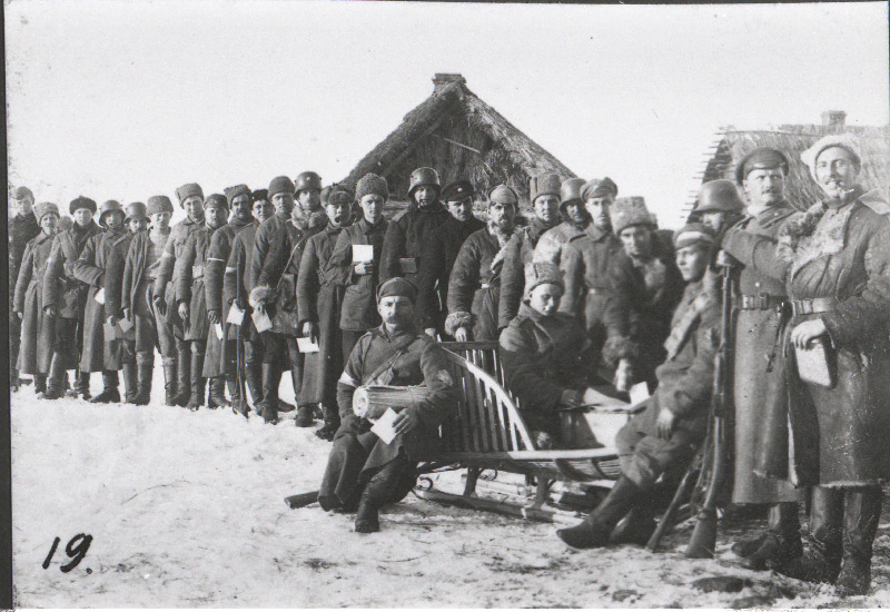 Vabadussõda. Kalevi Maleva Pataljoni 2.roodu sõdurid Suur-Bereznjuki külas Asutava Kogu valimisel. Paremalt esimene lipnik Rudolf Bauert, teine pataljoniülem lipnik Leopold Tõnson, saanis istub 2.roodu ülem lipnik Otto Tief.