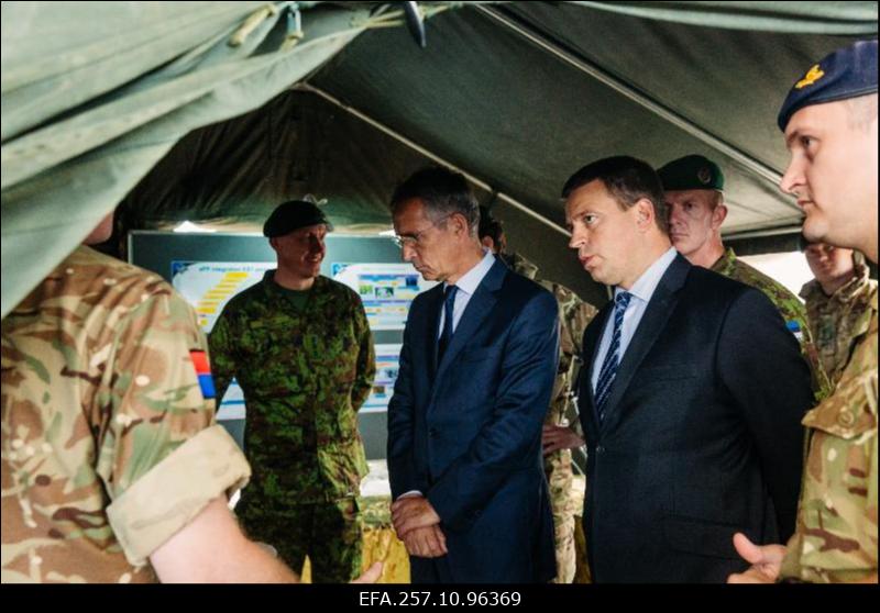 Kaitseministrite mitteametlik kohtumine. Peaminister Jüri Ratas ja NATO peasekretär Jens Stoltenberg Tapa baasi külastamas.