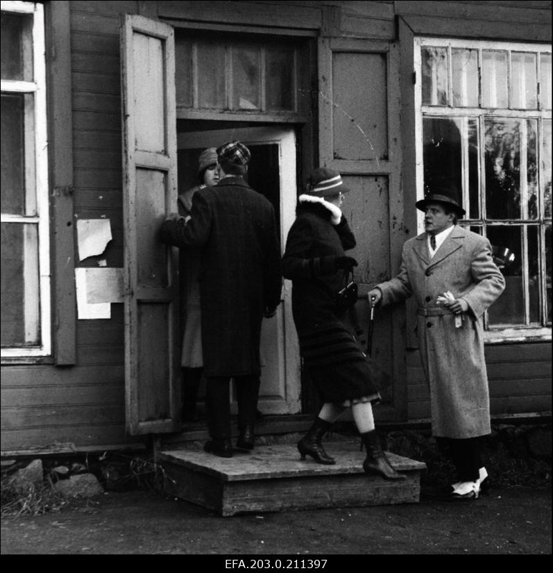 Kaader Tallinnfilmi mängufilmist "Sügis". Maali osas Anne Reemann, Benno osas Tõnu Oja, Juuli osas Liina Tennosaar, Kiire osas Margus Lepa.