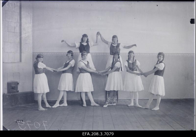 Paide saksa kooli õpilased näitemängu tegemas.