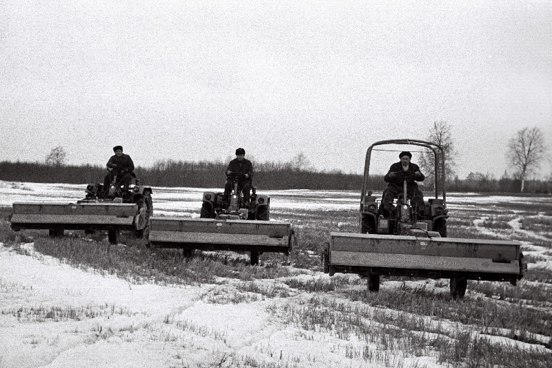 Mineraalväetise külvamine Tartu rajooni Raja sovhoosi põllule.