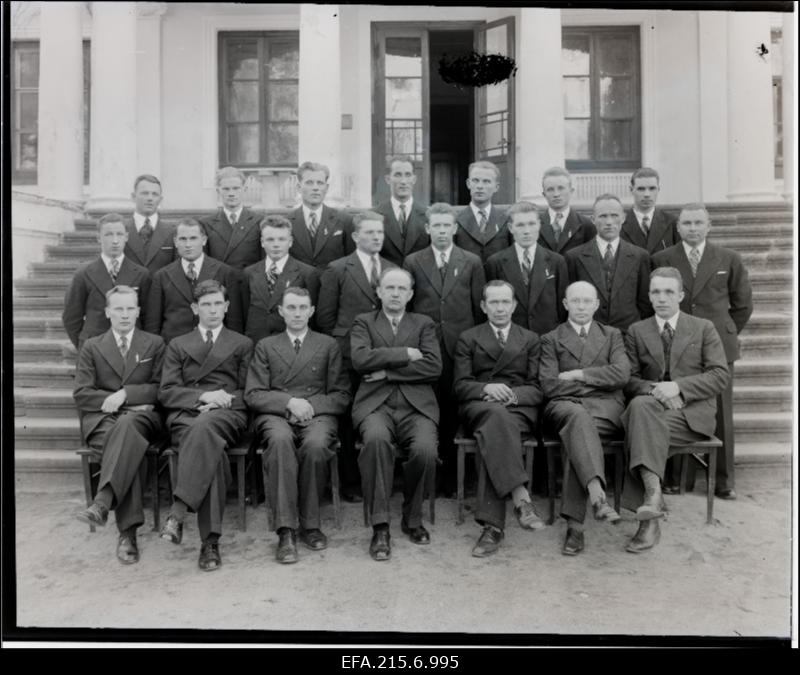 Õisu Piimanduskooli lõpetajad.