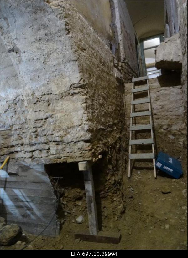 Riisipere mõis. Mõisa peahoone renoveerimistööd. Võlvkeldri väljakaevamine.