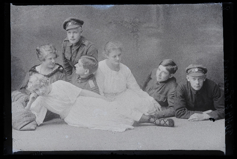 Grupp sõjaväelasi naistega, (foto tellija Soosaar).
