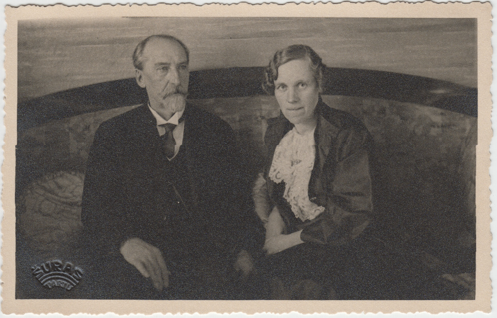 Jaan ja Hilda Tõnisson diivanil.