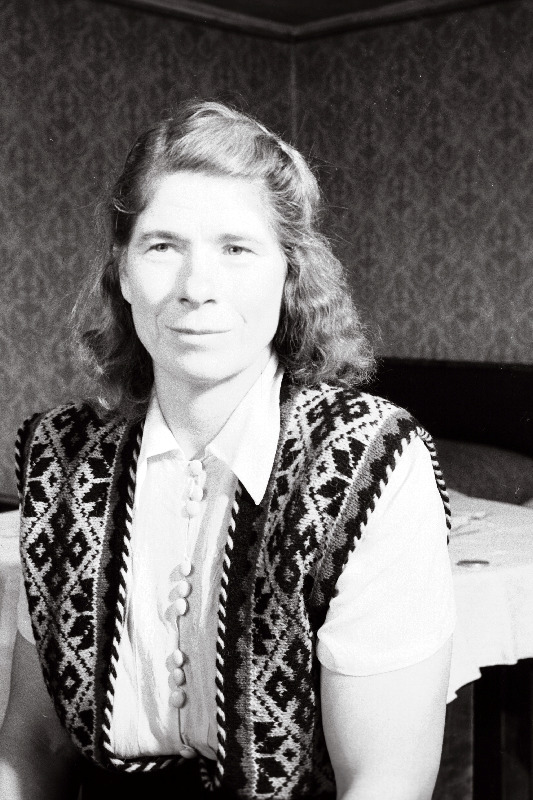 Sotsialistliku töö kangelane Harju rajooni kolhoosi Rahva Võit eesrindlik lüpsja Anni Mikomägi.