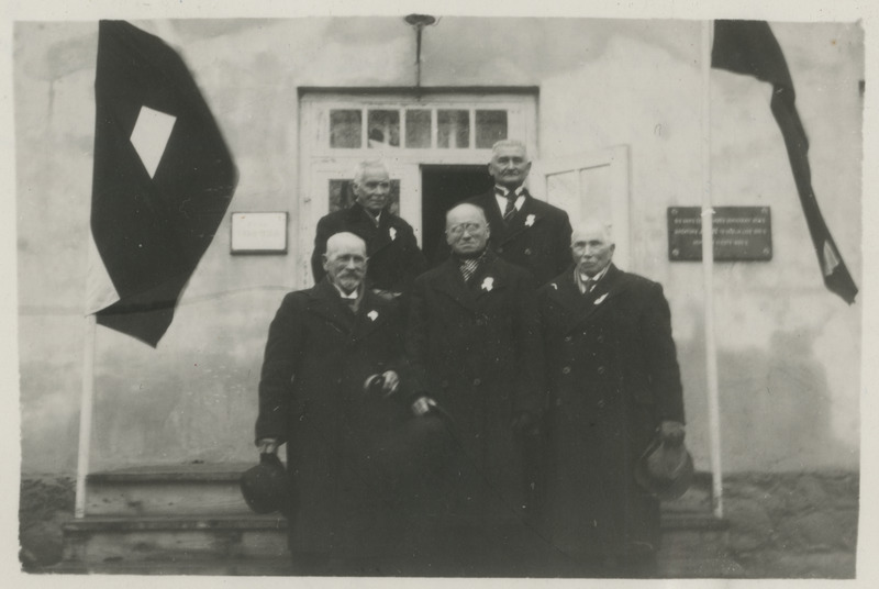 Viis eestlast-aukülalist ja J. Cimze kasvandikku pidustustel, pildistatud end. seminarihoone trepil, foto