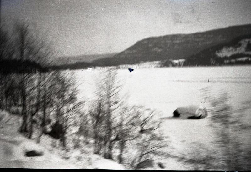 Vaade lumisele maastikule mägede taustal