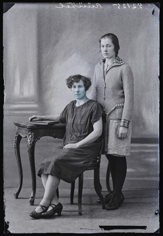Kaks naist, (foto tellija Rüütel).