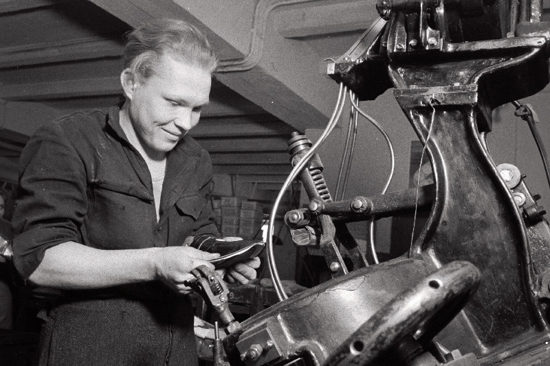 Jalatsivabriku Aktiiv põhjatsehhi eesrindlik tööline Toivo Virronen.