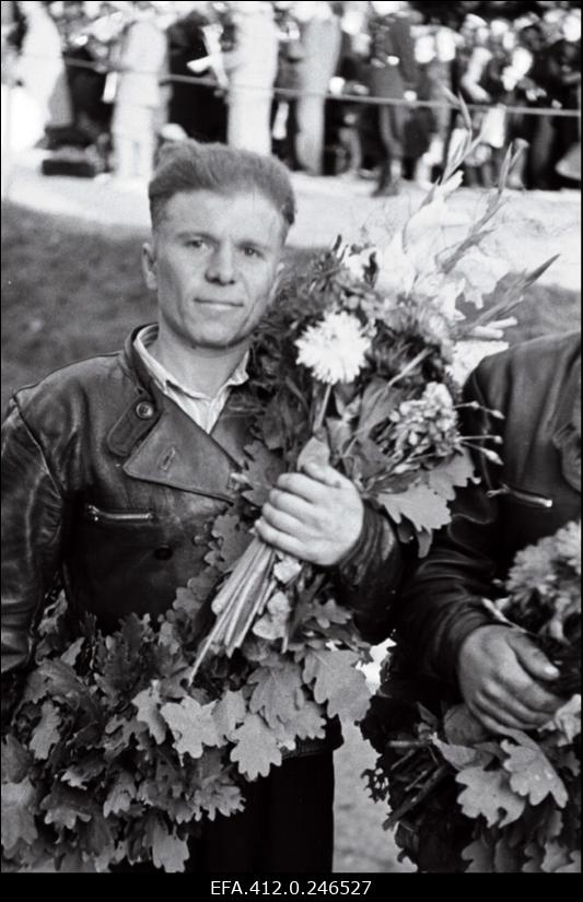 NSV Liidu meistrivõistlused ringrajasõidus Pirita-Kose-Kloostrimetsa ringrajal. Motosportlane tammepärjaga.