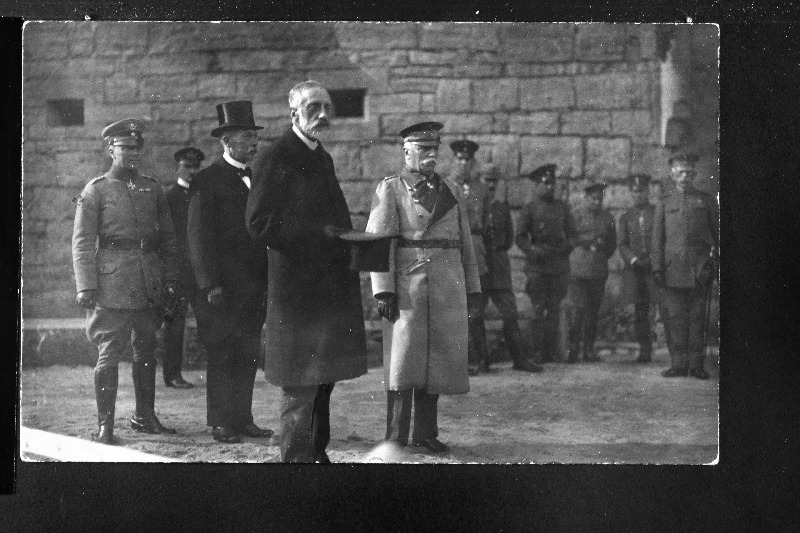 Hamburgi ülemlinnapea Werner von Melle (keskel paljapäi) külastamas Kuressaare linna. Paremal Saare-, Hiiu- ja Muhumaa komandant kindralleitnant William Balck.
