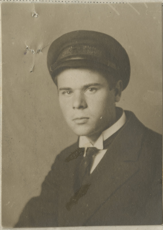 Gustav Iversen. Foto ankeedilt, millega palub enda vastuvõtmist Eesti Vabariigi kodakondsusesse.