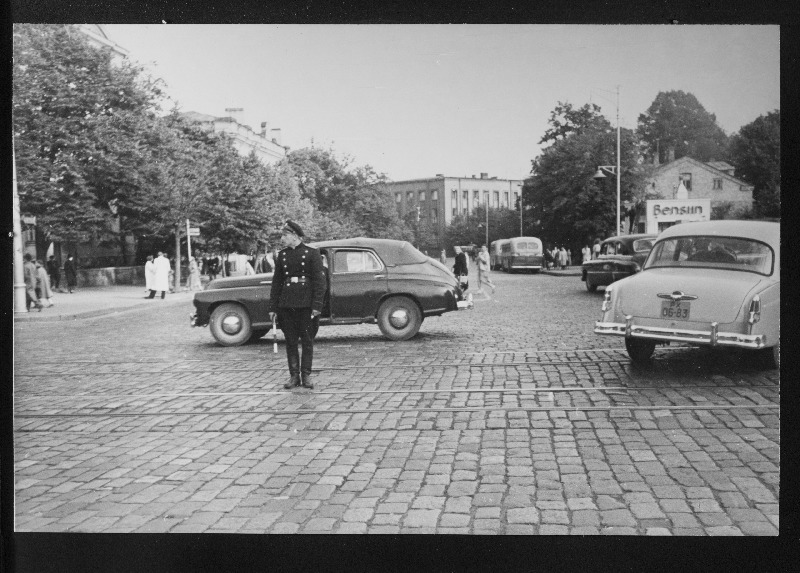 Miilitsatöötaja Rein Umborg juhtimas tänavaliiklust ühel Tallinna risttänaval.
