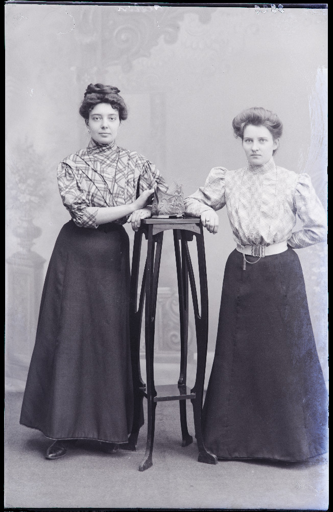 Kaks naist, (foto tellija Kalam).