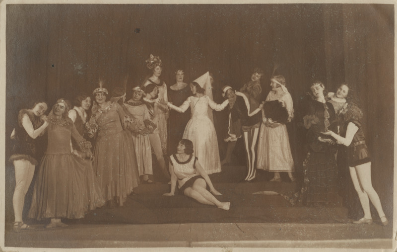 Tiina Kapperi tantsutrupp etendust andmas