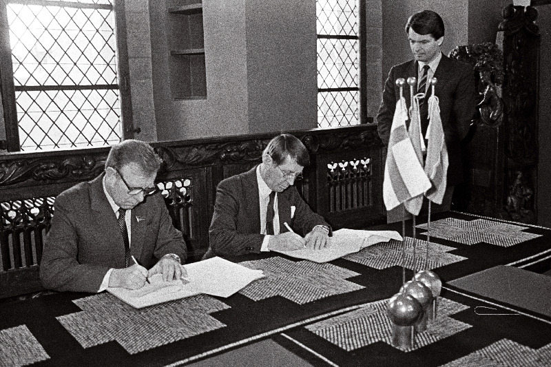 Tallinna RSN Täitevkomitee esimees H. Lumi (paremal) ja Kotka linnapea P. Sutela kirjutavad Raekojas alla kahe sõpruslinna 1986.a. koostöölepingule.