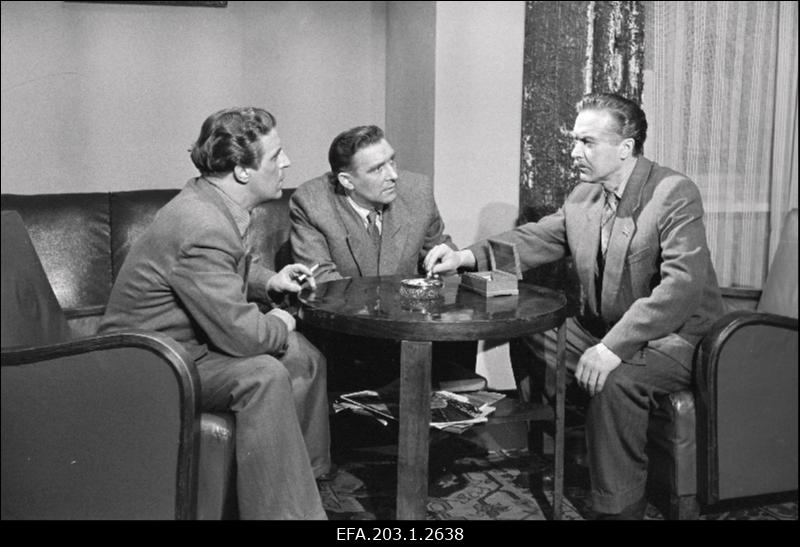 Kaader filmistuudio Tallinnfilm mängufilmist Veealused karid, (vasakult) Priidu - Valdo Truve, Tiudur - Ott Raukas ja Olev Eskola.