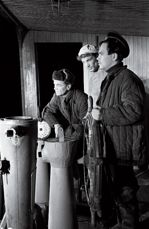 Stseen J. Smuuli näidendist Atlandi ookean V. Kingissepa nimelises Tallinna Riiklikus Draamateatris, (paremalt) Jaanus Orgulas madrus Vladimir Petrovitš Kuzminina, Ervin Abel madrus Raffael Suurvaravana ja Rudolf  Nuude kapteni kolmanda abi Rudolf Kullina.