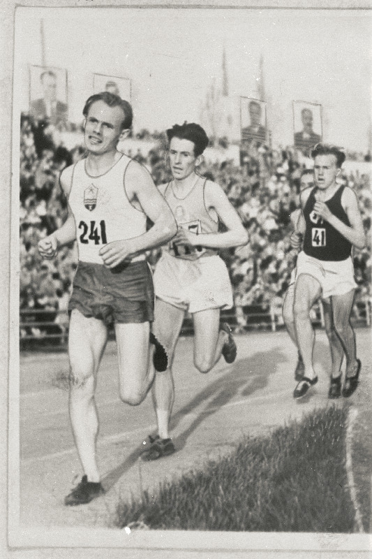 5000 m jooksus võitjaks tulnud Viktor Puusepp (esimene) ja teiseks jäänud Lembit Virkus (teine) võistlusrajal.