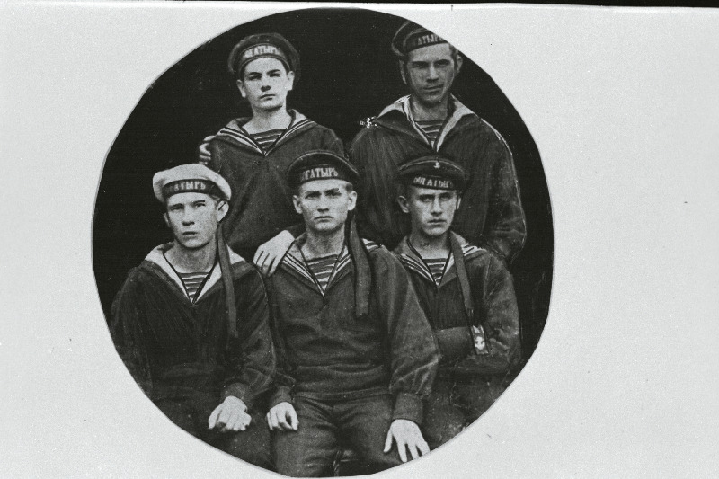 Auriku Bogatõr madrused, keskel A. Laur.