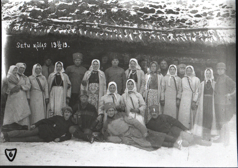 Vabadussõda. 2.Jalaväepolgu 11.roodu sõdurid Väike-Bereznjuki külas koos setu naistega. Ees heledas sinelis roodu nooremohvitser lipnik Leonhard Kaasik.