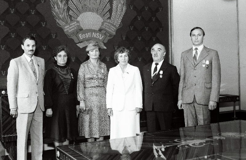 NSV Liidu ordenite ja medalitega autasustatud F. Makarenkova, B. Barsadanov, I. Kerge ja A. Malsroos Eesti NSV Ülemnõukogu Presiidiumis. Vasakult 1. Eesti NSV Ülemnõukogu Presiidiumi esimehe asetäitja Maia Leosk.