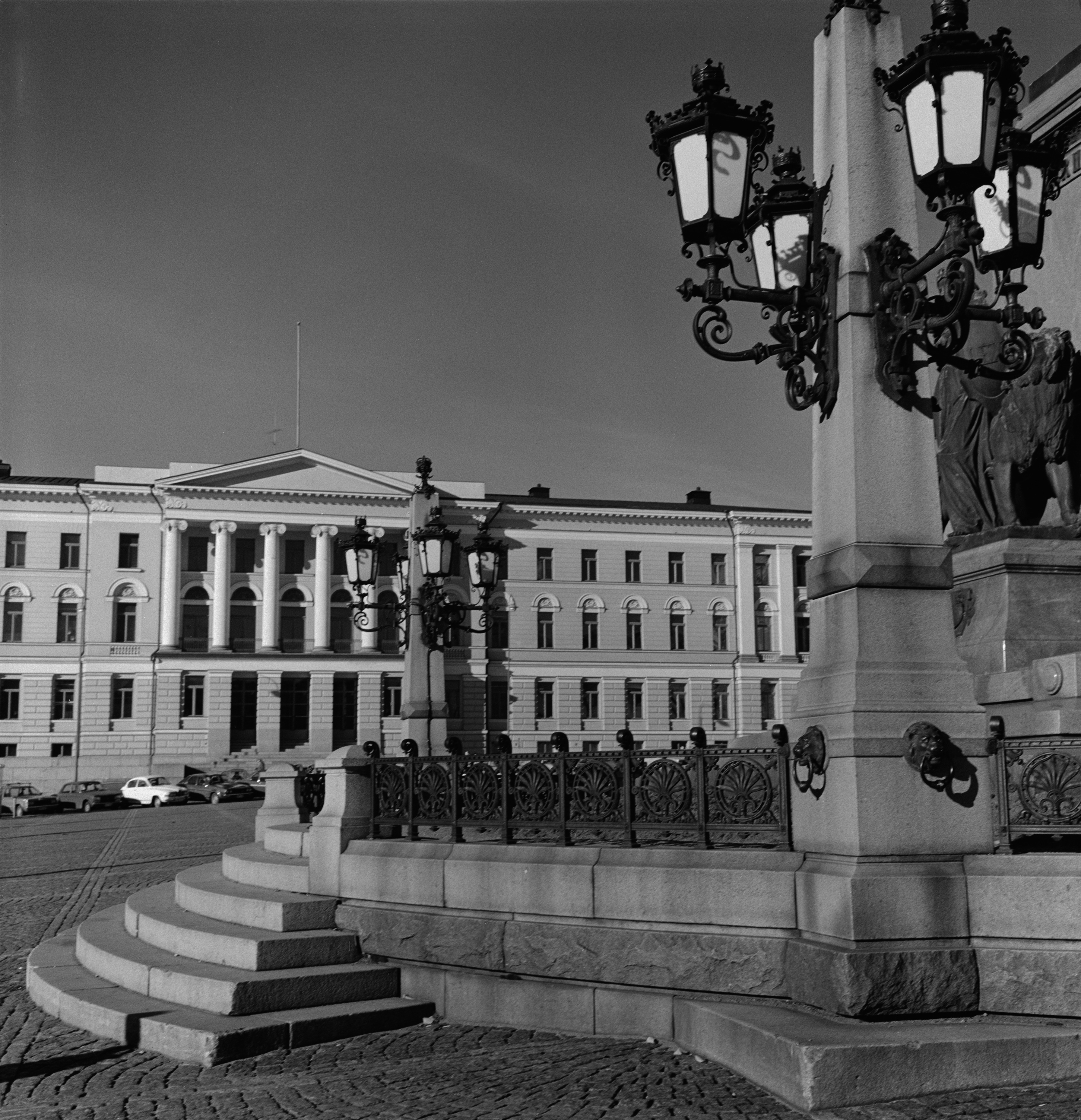 Senaatintori ja Aleksanteri II :n muistopatsaan lyhdyt.Taustalla Helsingin yliopiston päärakennus.
