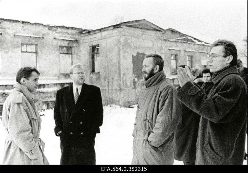 Peaminister Mart Laar Raadi mõisa juures. Taamal hävinenud mõisa peahoone. Paremal ajaloolane ja poliitik Tõnis Lukas.