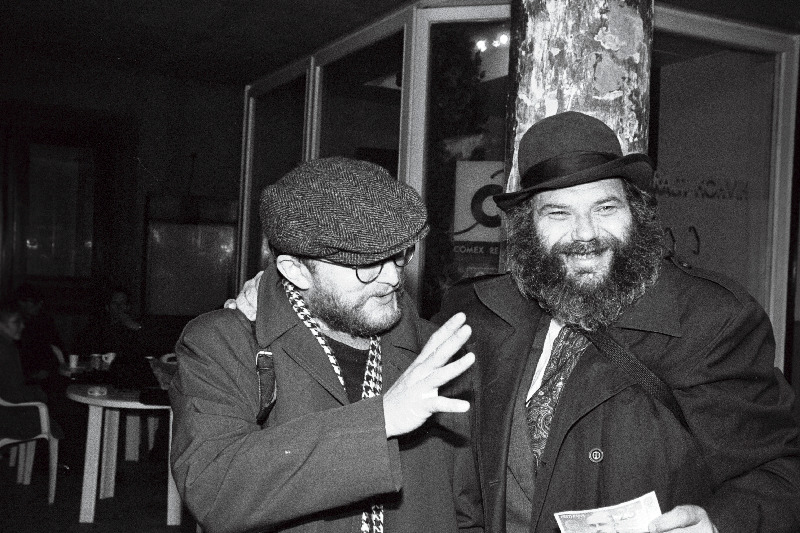 Filmirežissöör ja muusik Hardi Volmer (vasakul) ja luuletaja Matti Milius Wiiralti kohviku ees.