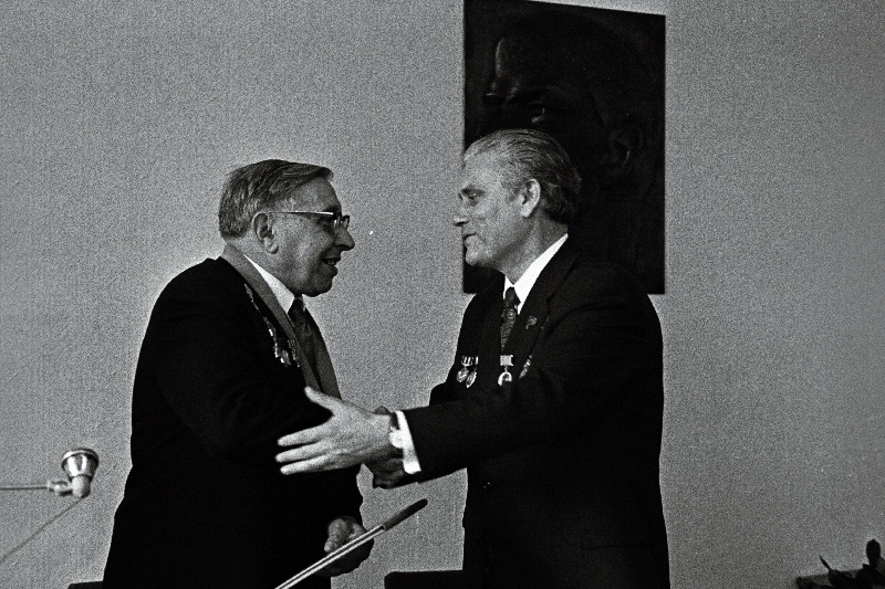 Tallinna vabastajatele fašistlikust okupantidest, kaardiväe erupolkovnikule Vassili Võrgule annab linna aukodaniku diplomi ja medali üle EKP Tallinna Linnakomitee esimene sekretär N. Johanson (paremal).