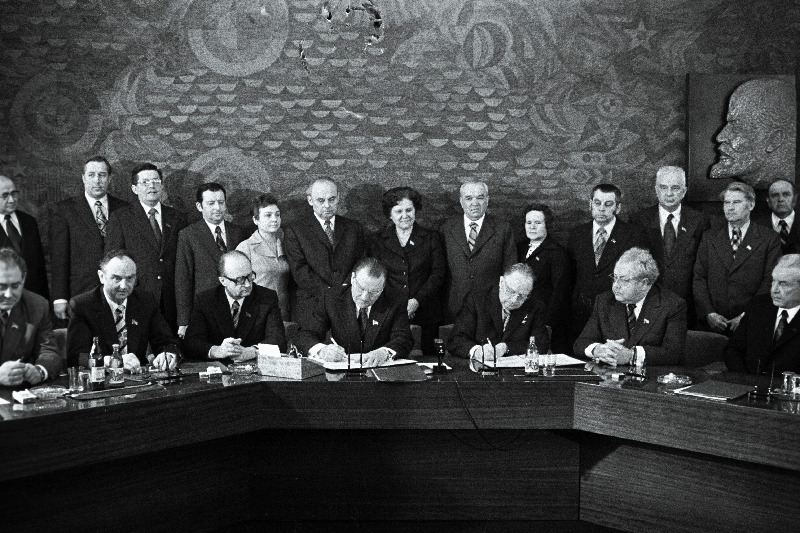 Eesti NSV ja Läti NSV töötajate 1976.a. sotsialistliku võistluse lepingule kirjutavad alla EKP Keskkomitee esimene sekretär J. Käbin (paremalt 3.) ja Läti KP Keskkomitee esimene sekretär A. Voss (paremalt 4.). Istuvad paremalt 1. ENSV Ministrite Nõukogu esimees V. Klauson, 2. ENSV Ülemnõukogu Presiidiumi esimees A. Vader. Seisavad paremalt 1. ENSV Ministrite Nõukogu esimehe asetäitja A. Green, 3. ENSV Ministrite Nõukogu esimehe asetäitja V. Käo, 4. ENSV Ministrite Nõukogu esimehe esimene asetäitja E. Tõnurist, 7. ENSV Ülemnõukogu Presiidiumi esimehe asetäitja M. Vannas.