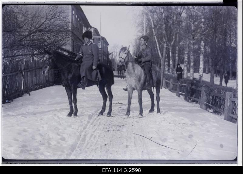 Vabadussõda. Kaks ohvitseri hobustel.