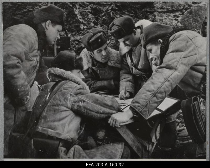 Kaader filmistuudio Tallinnfilm mängufilmist Inimesed sõdurisinelis.