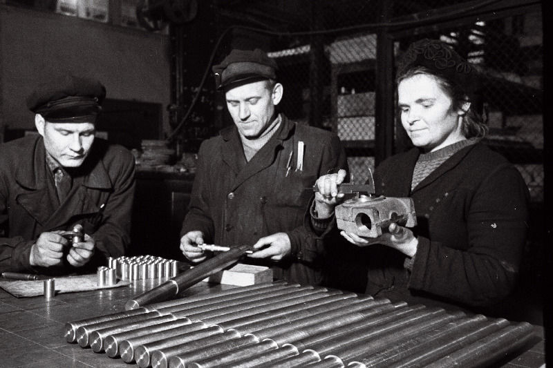 Masinaehitustehase Ilmarine tehnilise kontrolli osakonna töötajad (vasakult) E. Pressjärv, K. Vaher ja V. Perhurova kontrollimas uute toodete kvaliteeti.
