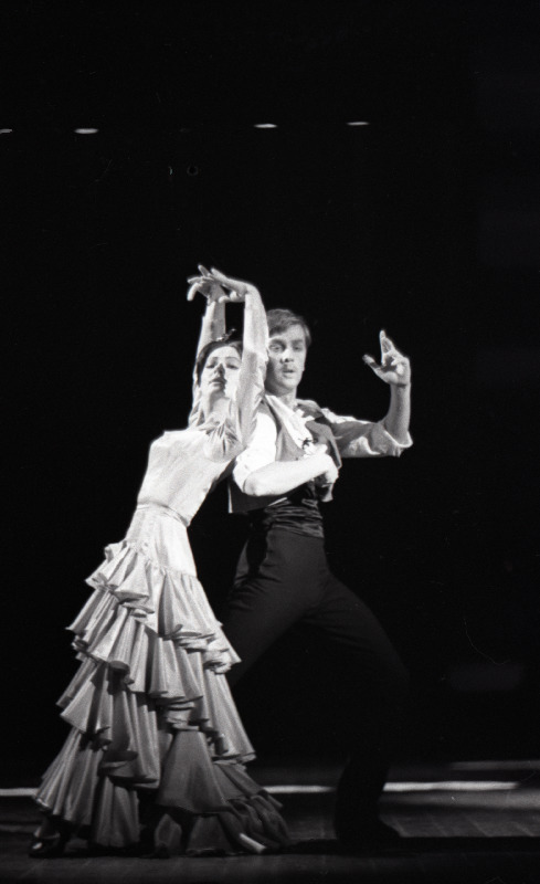 Stseen Riikliku Akadeemilise Teatri „Vanemuine“ balletilavastusest „Kontrastid“. Hispaania rapsoodiat tantsivad Naine – Regina Tõske ja Mees – Ülo Vilimaa.