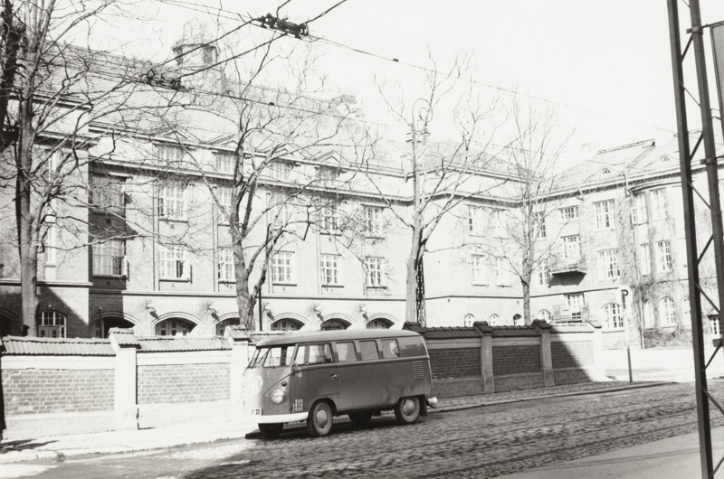 Pääpaloasema sisääntuloportin puolelta kuvattuna vuonna 1964; yleiskuva