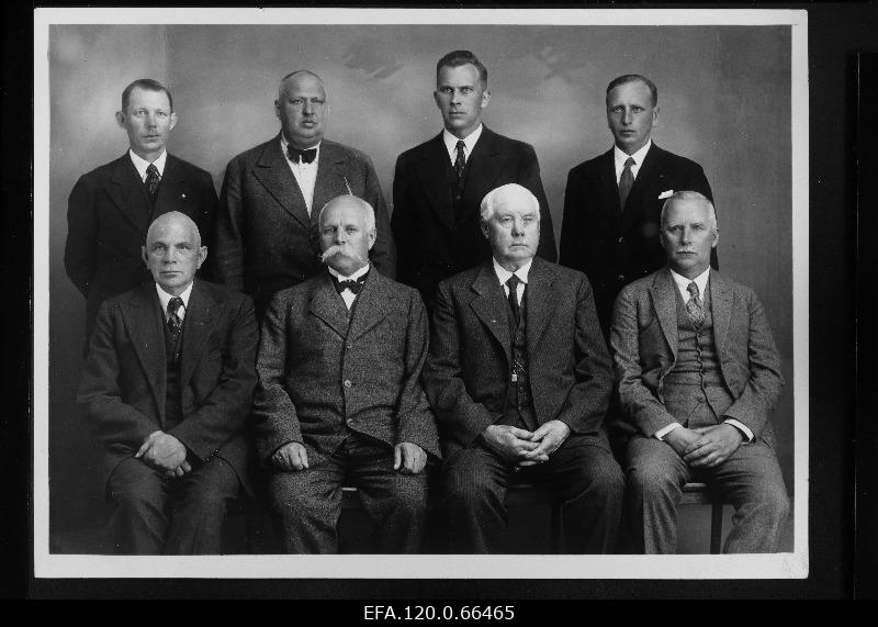 Kaubandus-Tööstuskoja Pärnu osakonda Alumine rida vasakult: Kr. Pärn, J. Karu, J. Michelmann, H. Schmidt. Ülemine rida: M. Kants, E. Bauer, F. Zube ja V. Klassen.