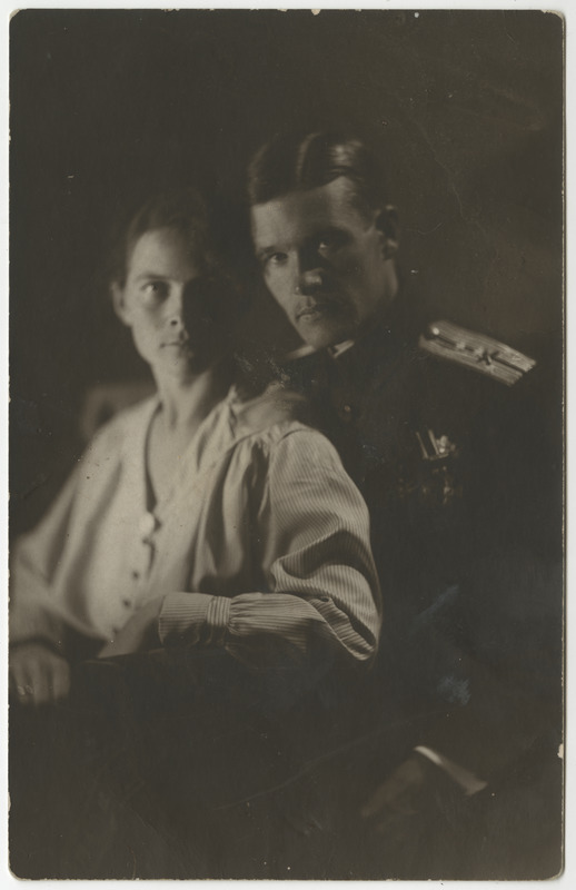 Ohvitser koos naisega