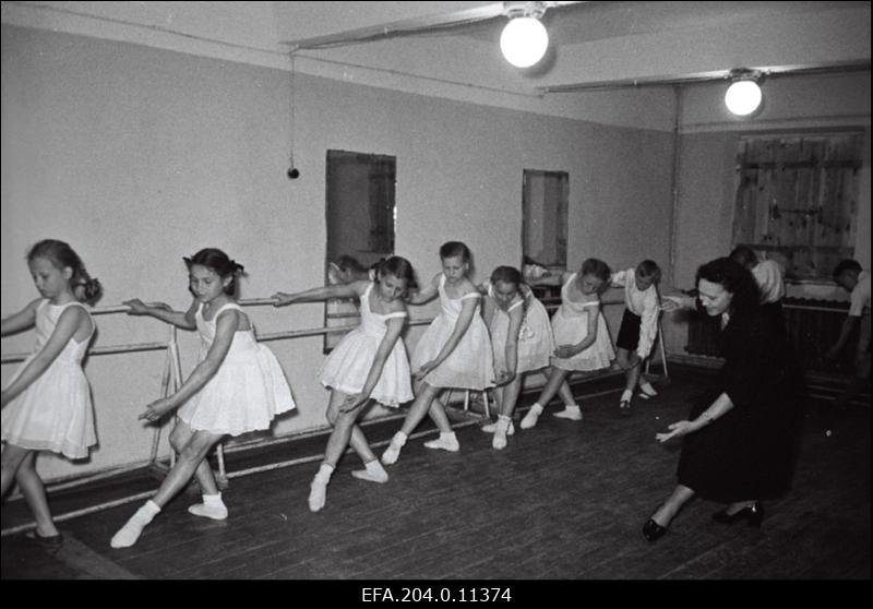 Kohtla-Järve laste balletiringi liikmed.